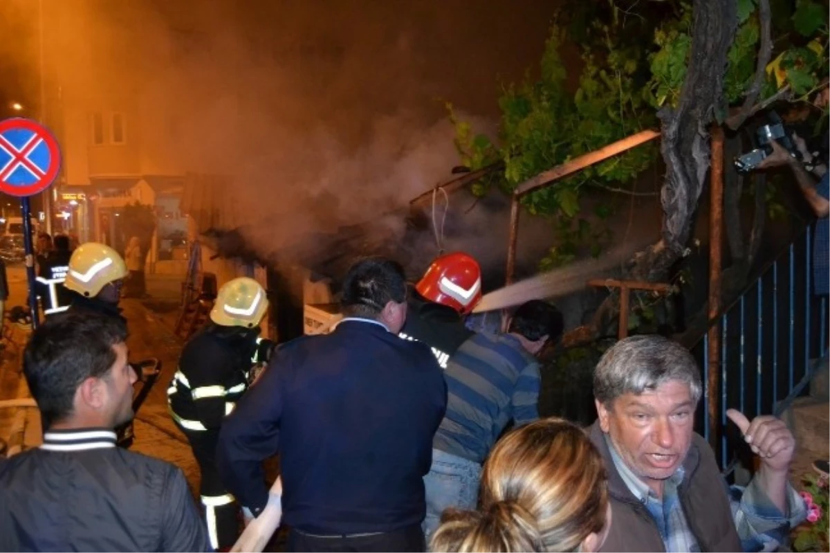 Fethiye'de Depo Yangını 3 İşyerini Kül Etti