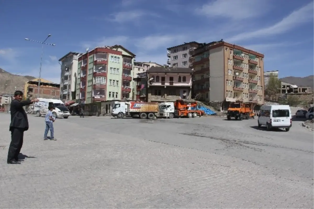 Hakkari Medeni Sancar Caddesi Geçit Vermiyor