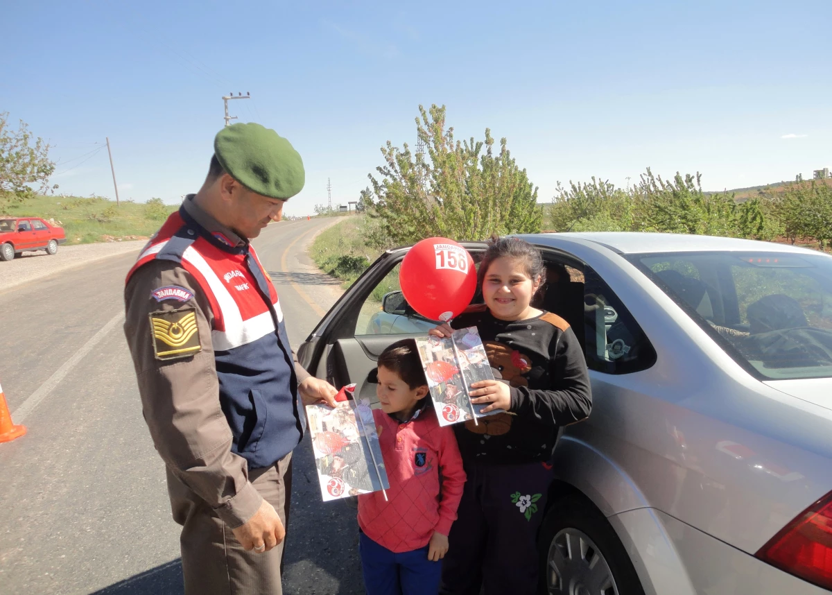 Jandarmadan Çocuklara Hediye