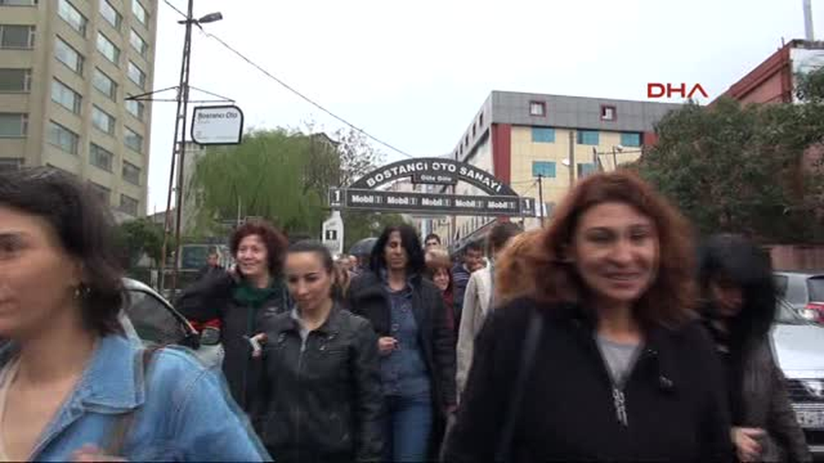 Kadınlardan Yağmur Altında Protesto