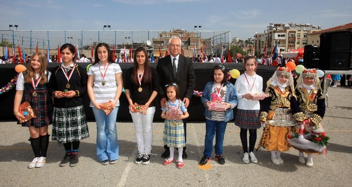 Karabağlar\'da Çocuklar Çifte Bayram Yaptı