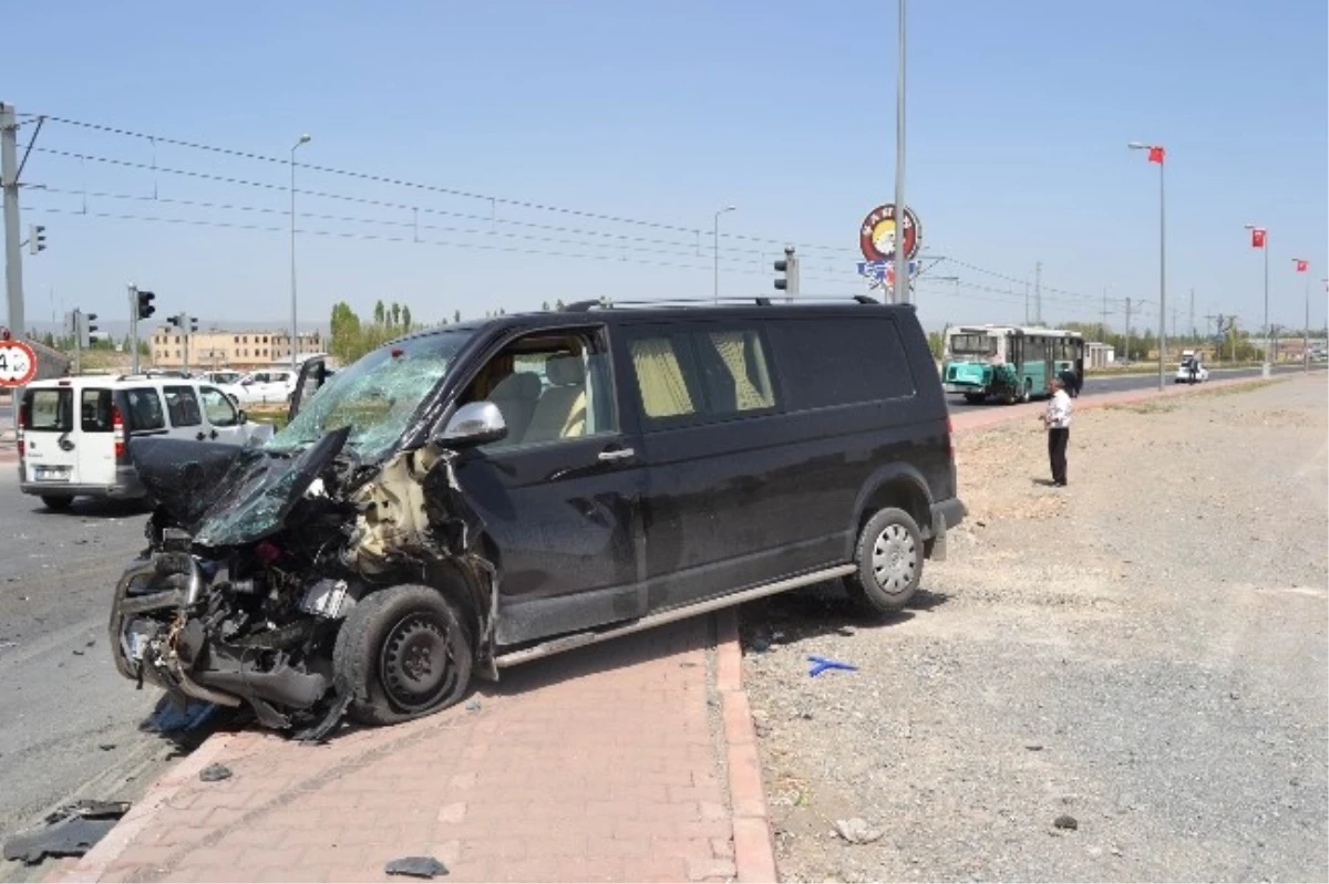 Kayseri\'de Trafik Kazası: 3 Yaralı