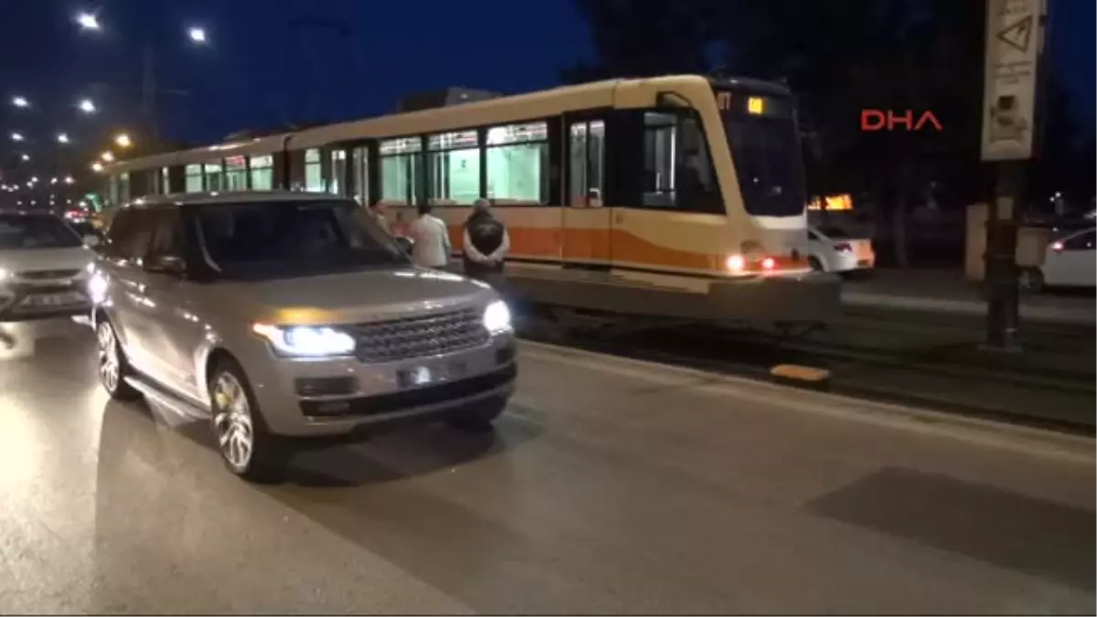 Kaza Sonucu Devrilen Levha Tramvaya Zarar Verdi