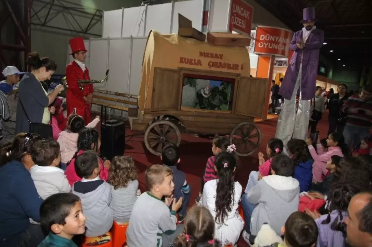 Kuklalar Şov Yapıyor Çocuklar Eğleniyor