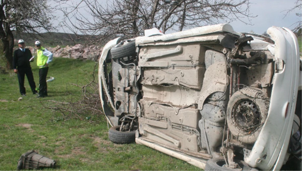 Kütahya\'da Otomobil Şarampole Devrildi: 1 Ölü, 6 Yaralı