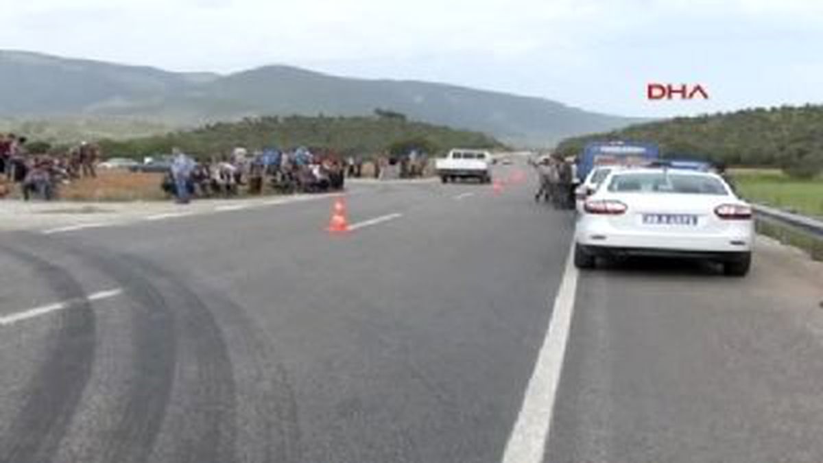 Liseli Genç Kazada Öldü, Yakınları Yolu Kapattı