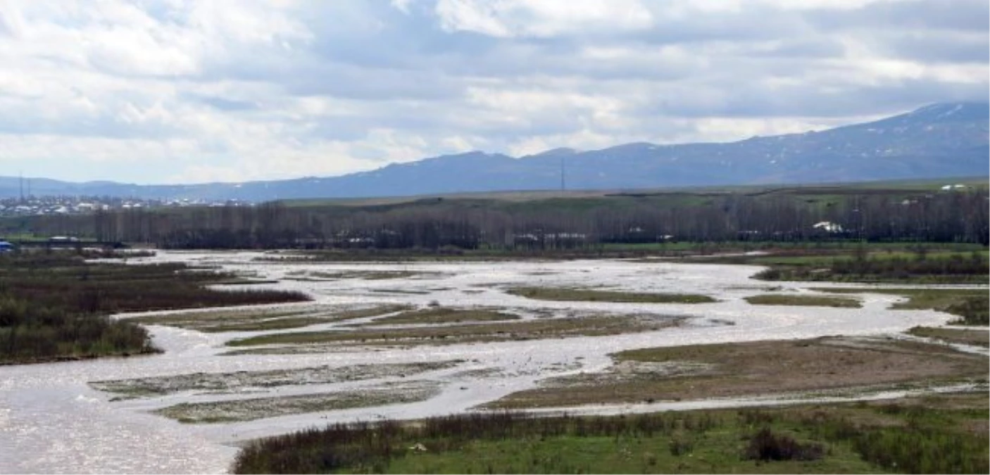 Nehir Taşınca Tarım Arazileri Sular Altında Kaldı