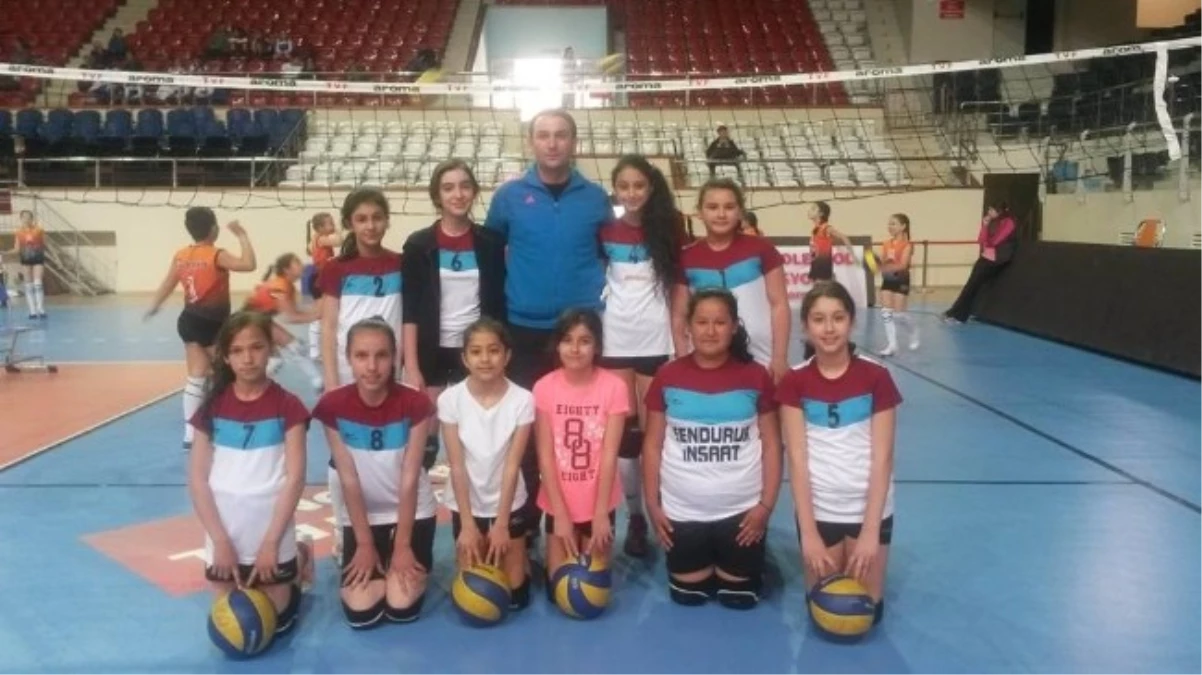 Ödemiş Gençlik\'in Minik Voleybolcuları Final Grubunda