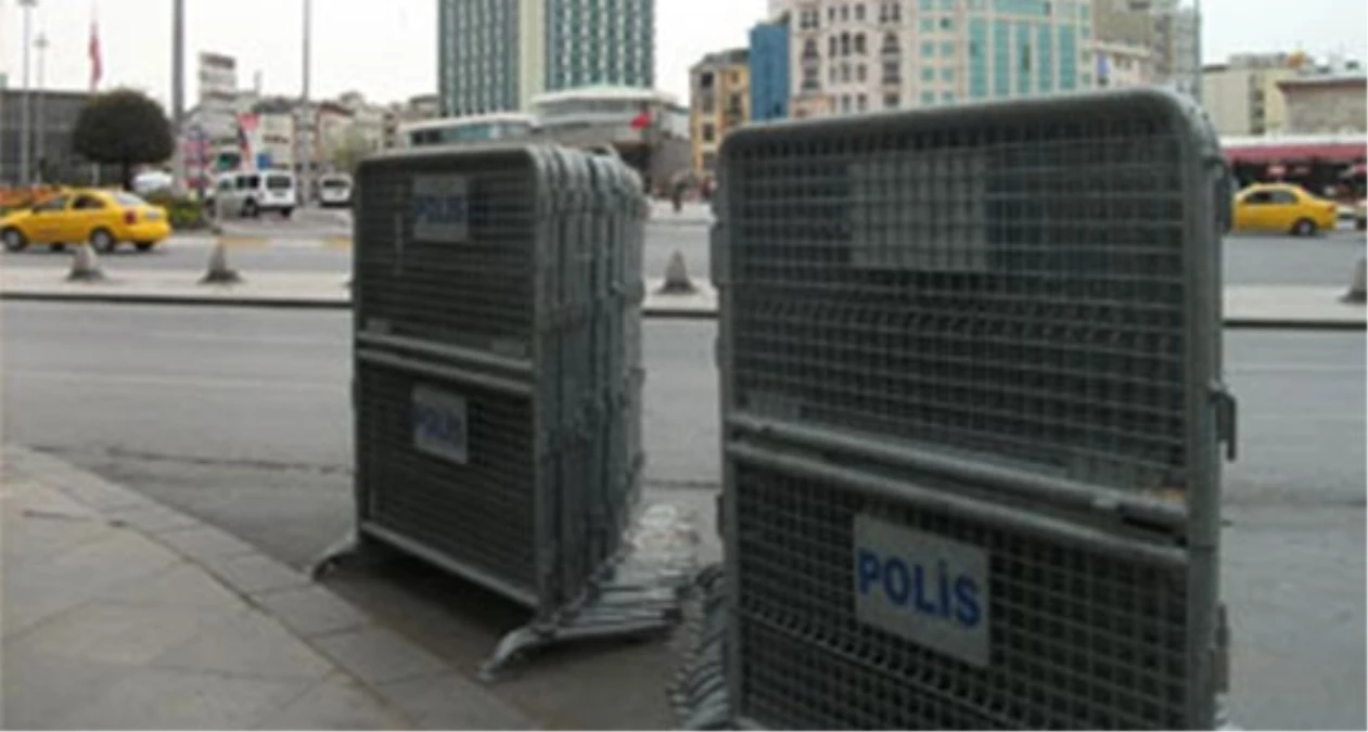 Taksim\'e Polis Bariyerleri Getirildi