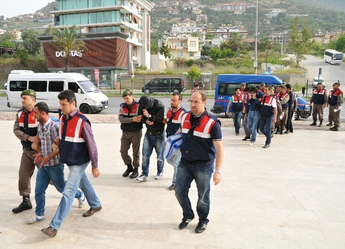 Alanya\'da Jandarmadan Uyuşturucu Operasyonu: 8 Gözaltı