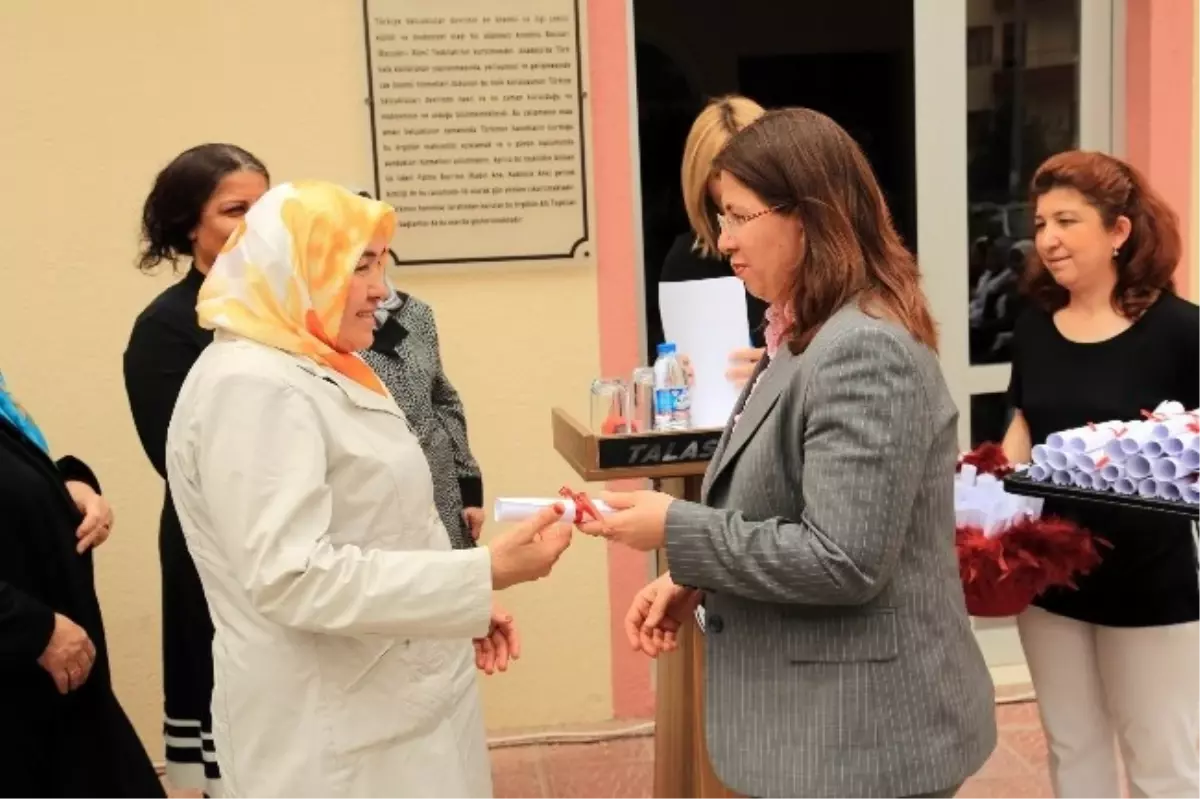 Baciyan-I Rum' İlk Kadın Mezunlarını Verdi