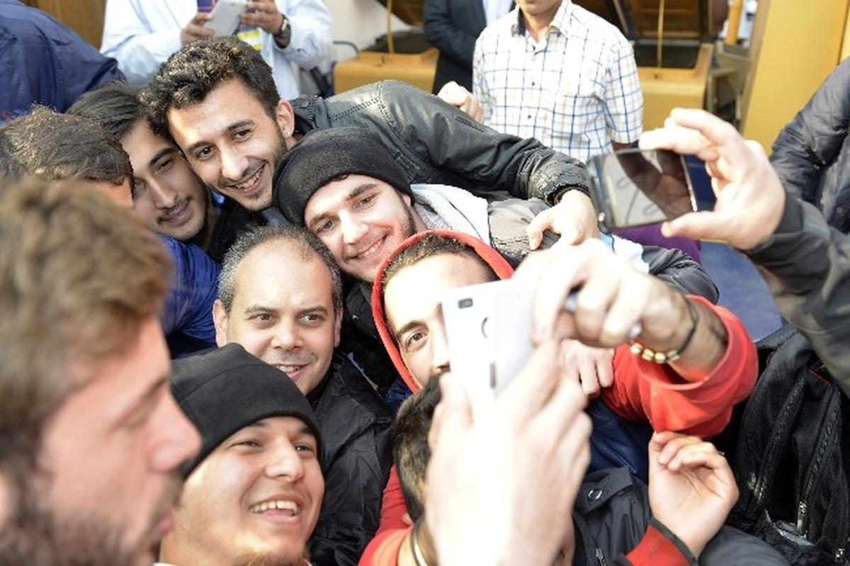 Bakan Çağatay Kılıç, Gençlerle \'Selfie\' Çektirdi
