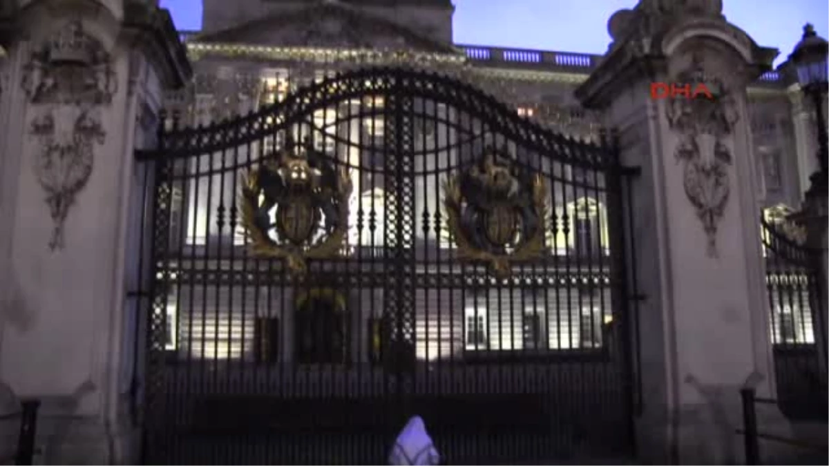 Buckingham Sarayı Önünde Namaz Kıldı