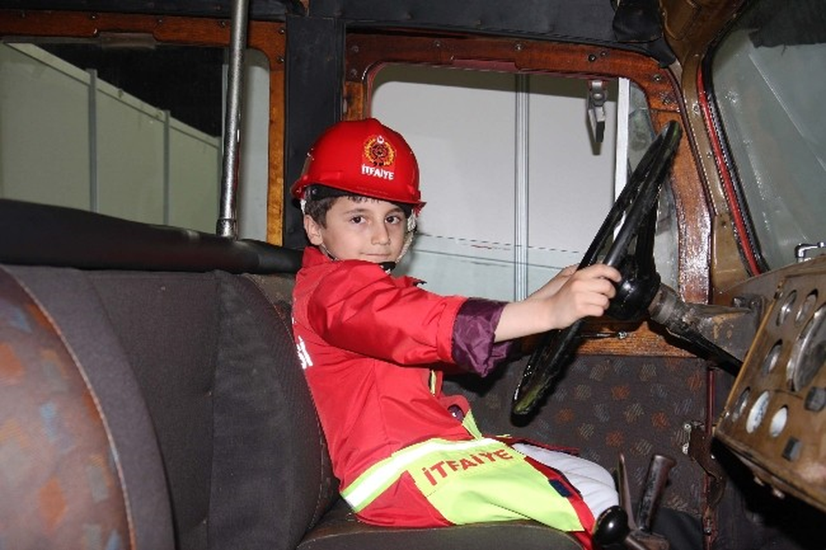 Çocuklar 65 Yaşındaki İtfaiye Arabasını Çok Sevdi