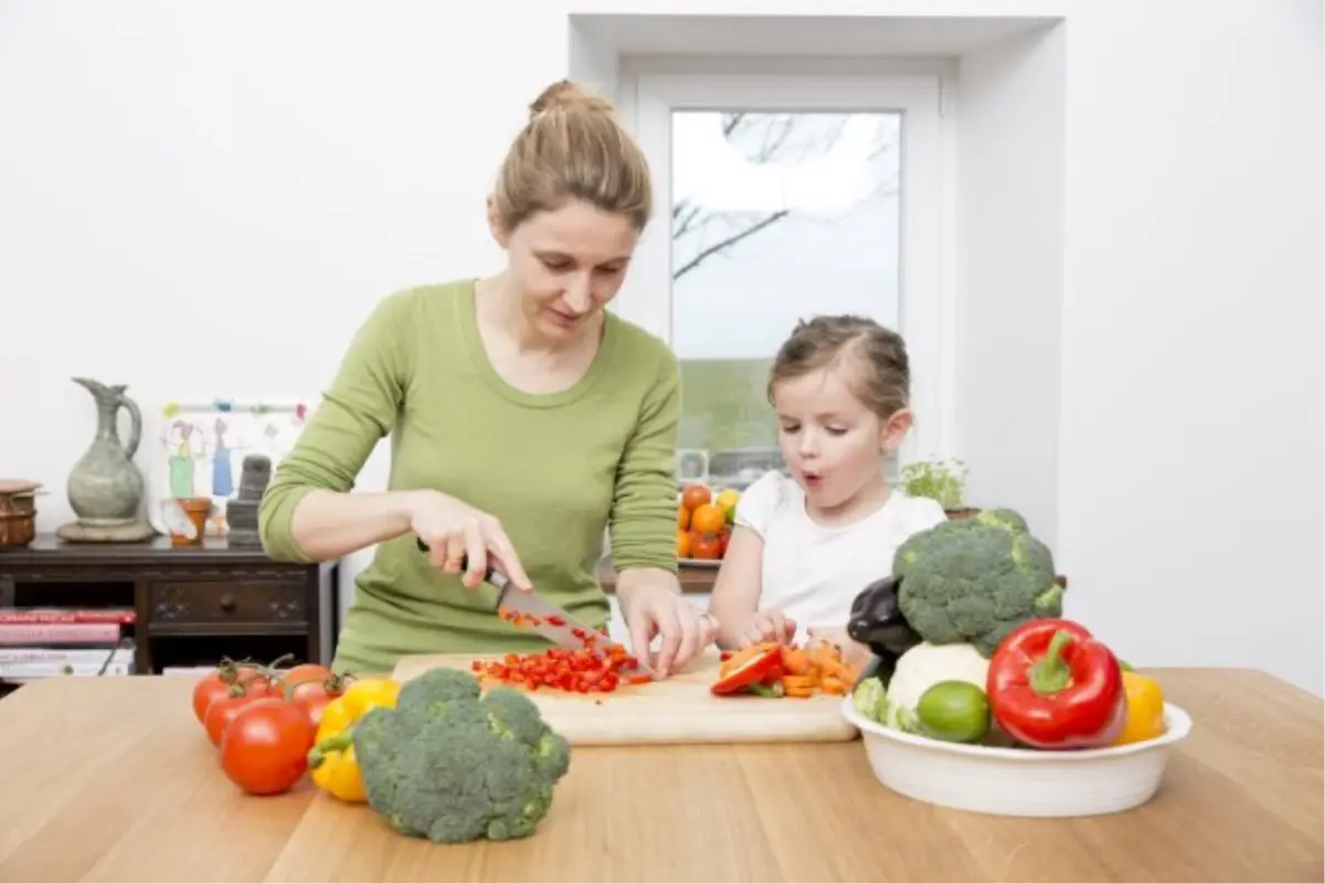 Çocuklar Yemek Hazırlarken Daha Fazla Sebze Tüketiyor