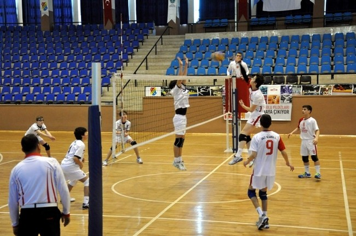 Genç Erkekler Voleybol Grup Müsabakaları Malatya\'da Başladı