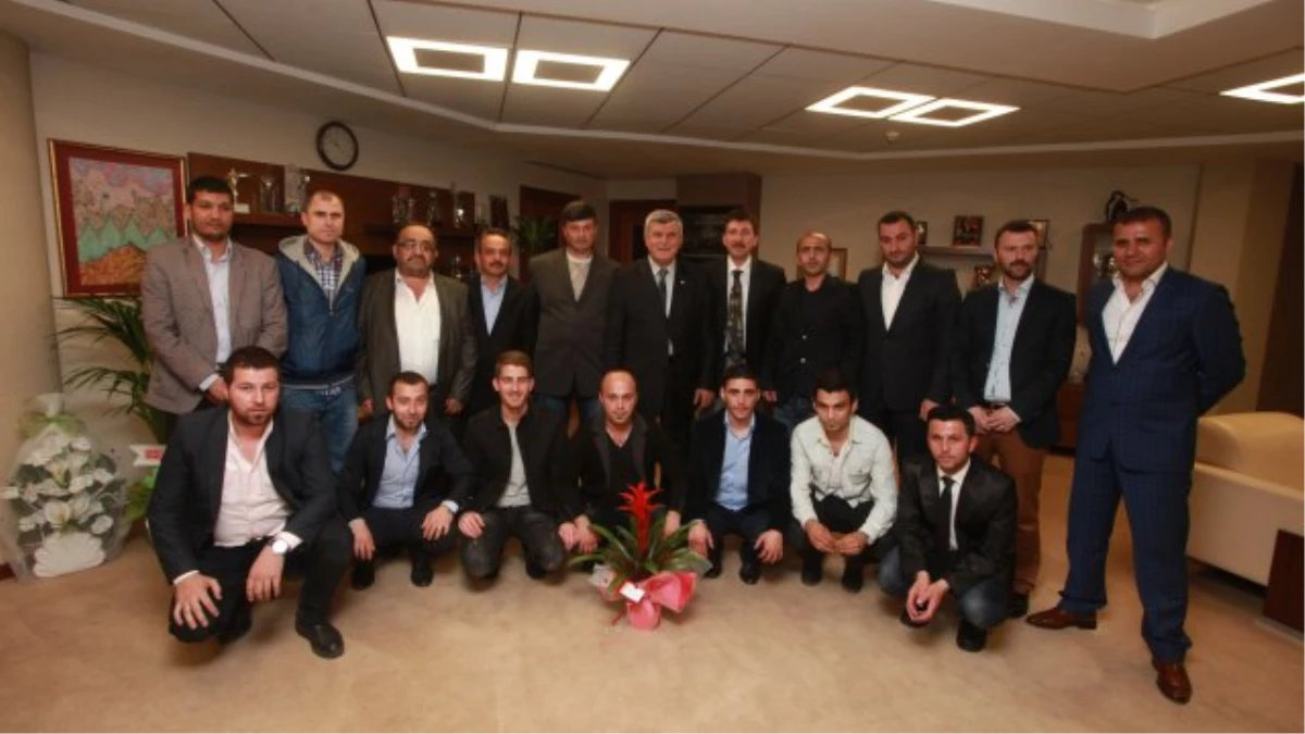 Gültepeli Gençlerden Başkan Karaosmanoğlu\'na Kutlama