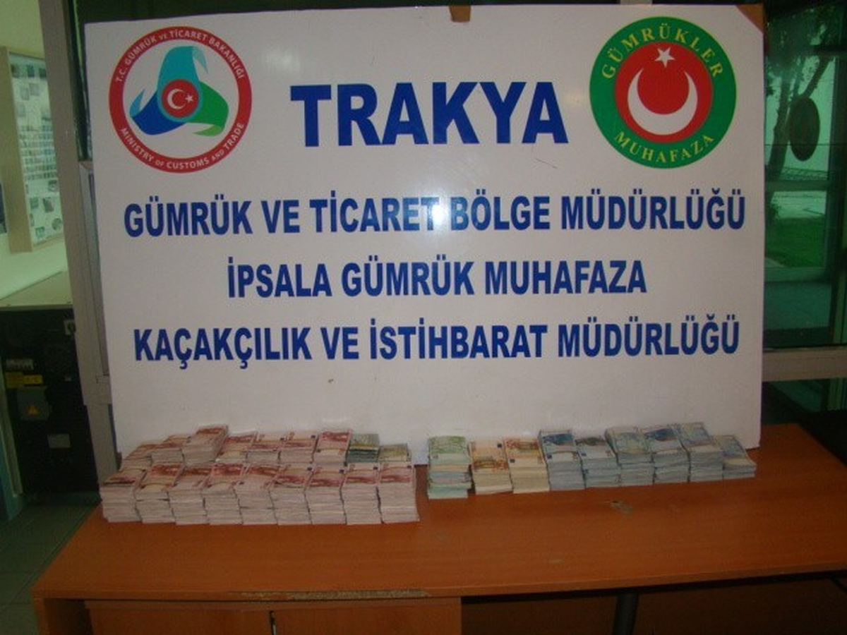 İpsala\'da Bir Otomobilde 184 Bin 160 Avro Ele Geçirildi
