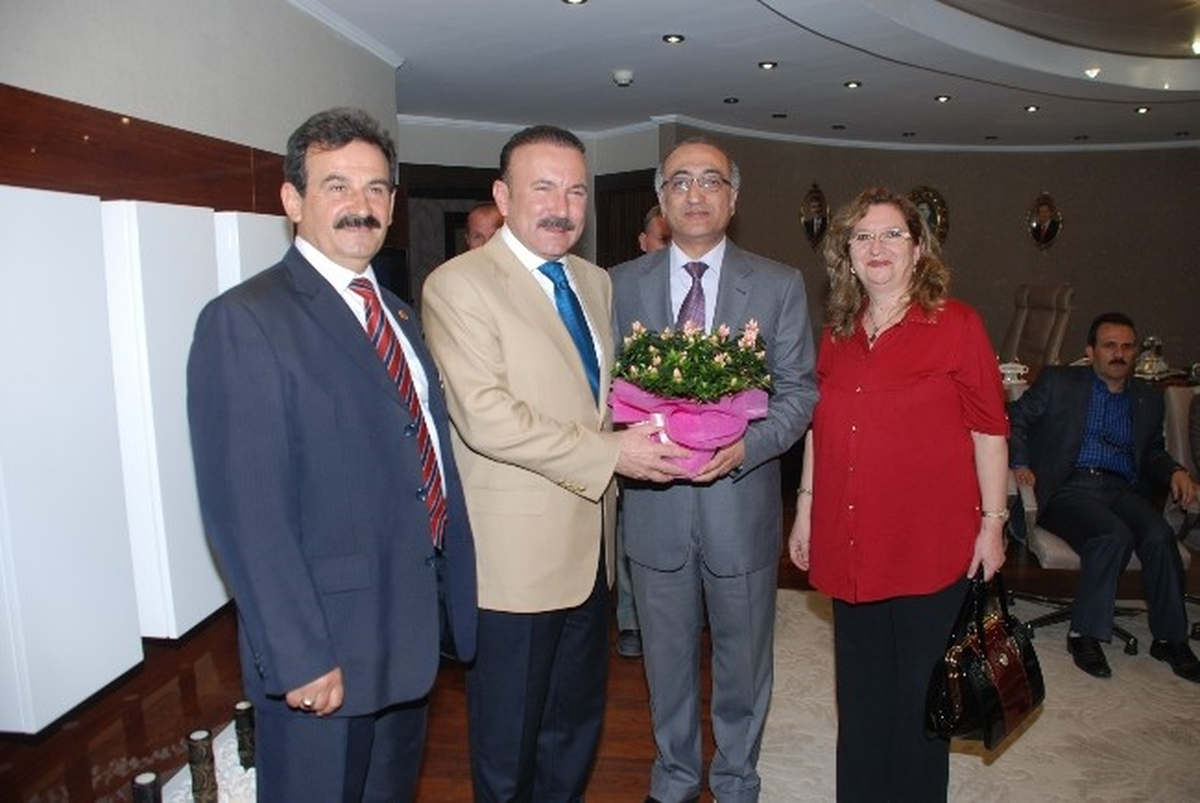 İzmit Belediye Başkanı Doğan\'a Yoğun Ziyaretçi Trafiği Devam Ediyor