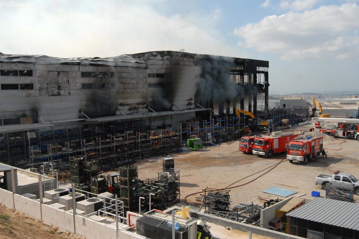 Kocaeli\'de Fabrika Yangını Hasara Yol Açtı
