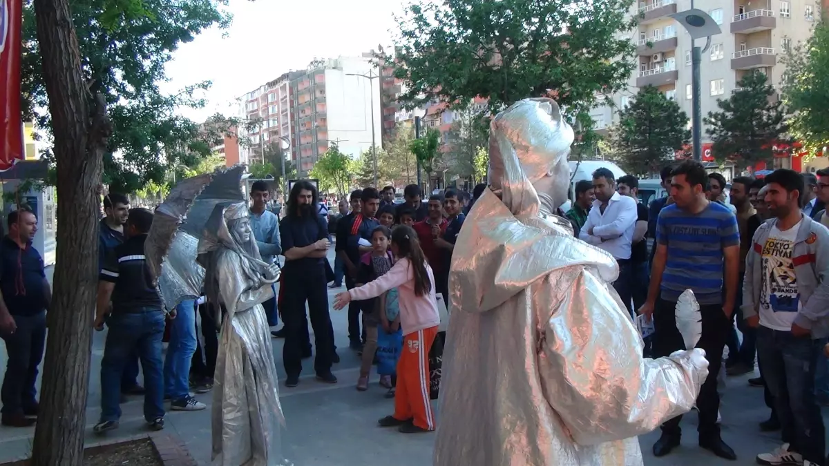 Köyde Tiyatro ve Canlı Heykel Heyecanı