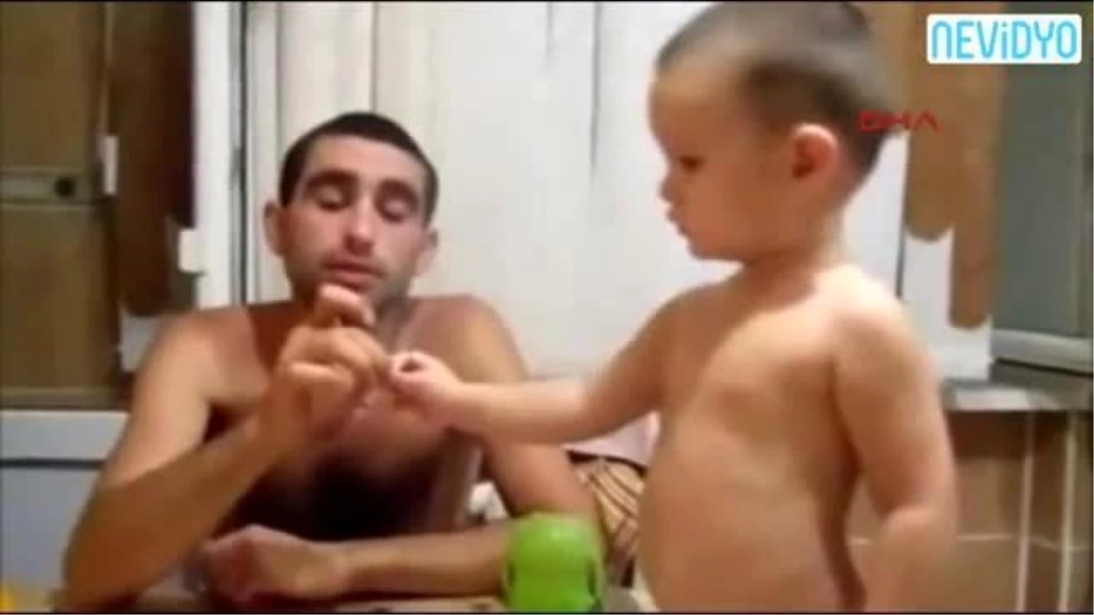 Küçük Oğluna Sigara İçirten Babanın Tepki Çeken Görüntüleri