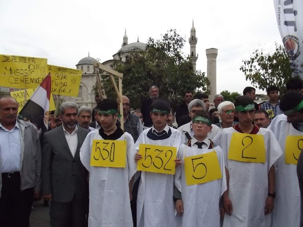 Mısır\'da 529 İdam Kararına Protesto