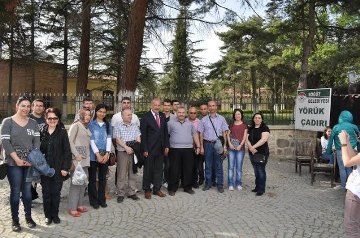 Öğrencilerden Ertuğrul Gazi Türbesi\'ne Ziyaret