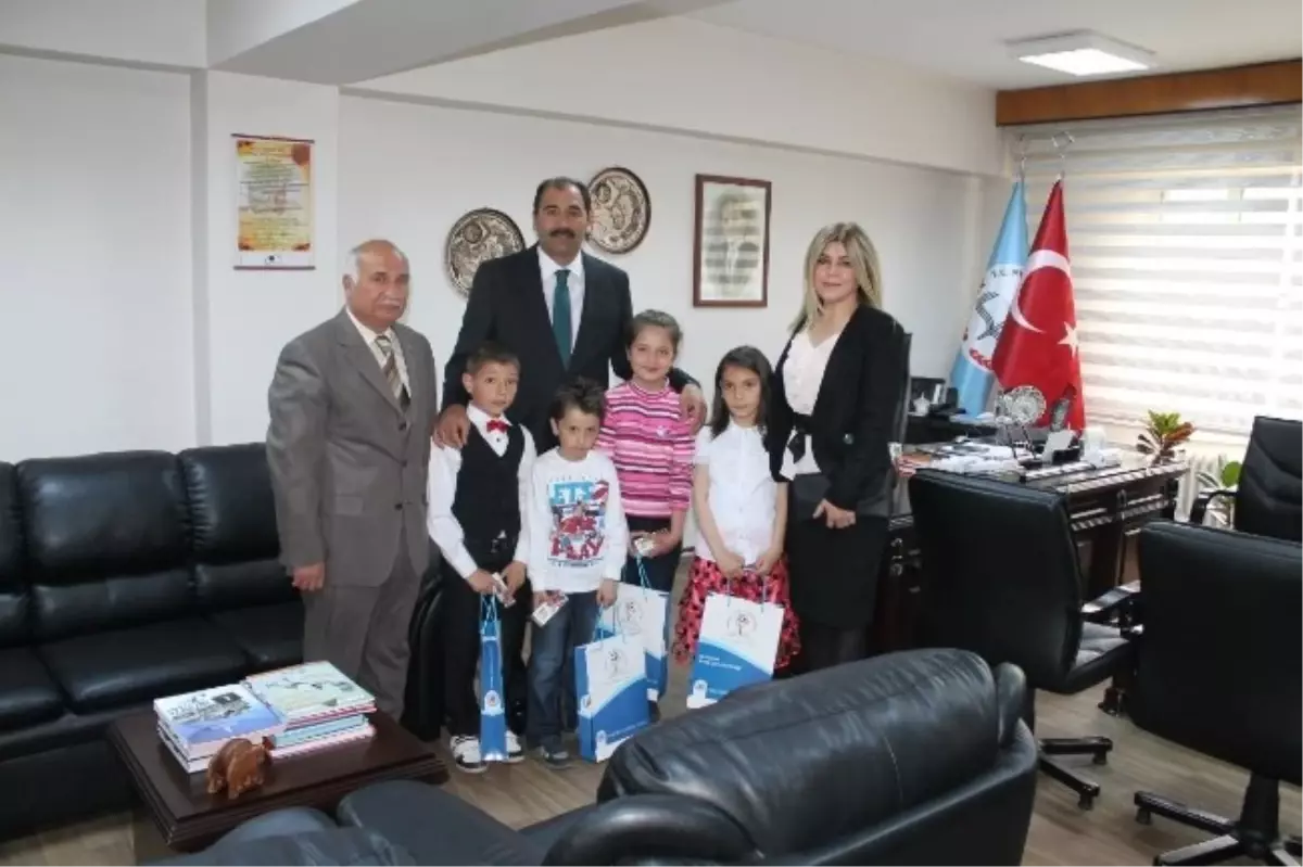 Öğrencilerden İl Millî Eğitim Müdürü Aziz Gün\'e Ziyaret