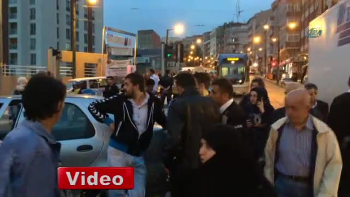 İstanbul\'da Tramvay Yolunda İki Otomobil Çarpıştı