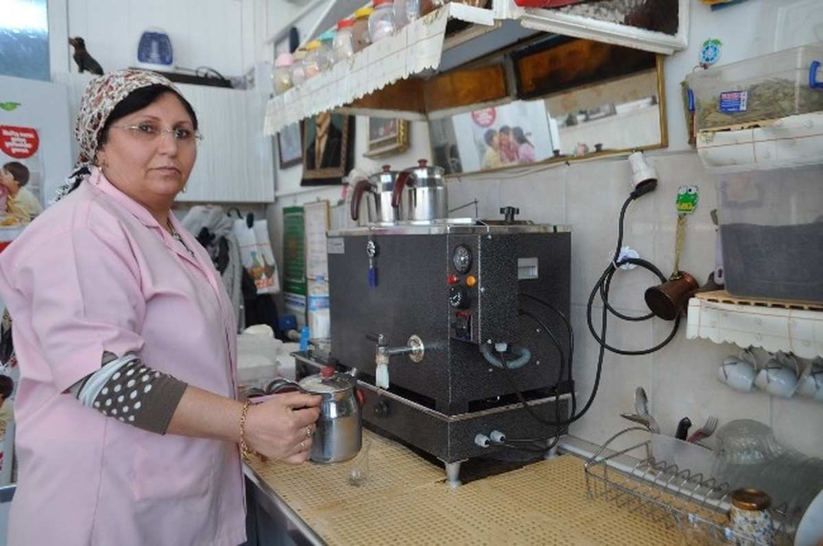 Demirci\'de Kadın Girişimci Eşinin Mesleğine Sahip Çıktı
