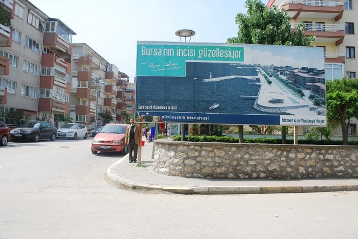 Tanıtım Panosuna Çarpan Beş Kişi Yaralandı