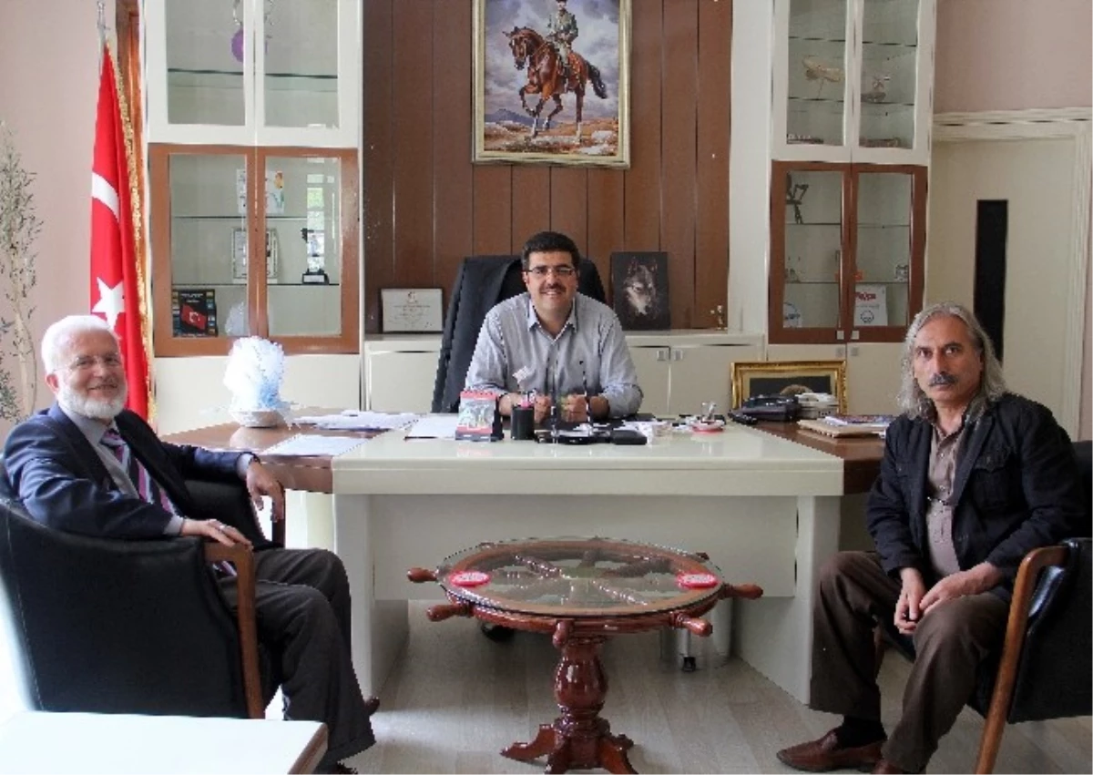 Türkistanlı Sanatçıdan Başkan Ekeş\'e Ziyaret