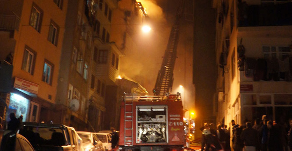 Üsküdar\'da 5 Katlı Binanın Çatı Katından Yangın