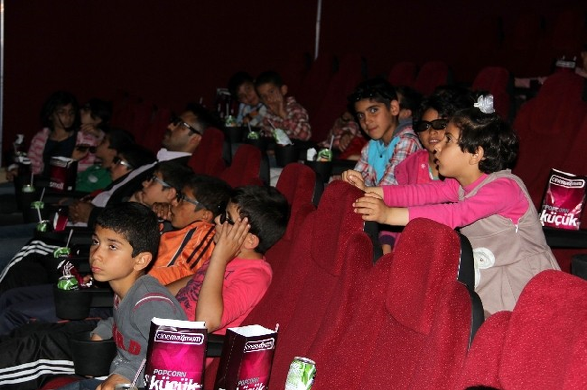 Yetiştirme Yurdunda Kalan 26 Çocuk Şanlıurfa Piazza\'da Film İzledi