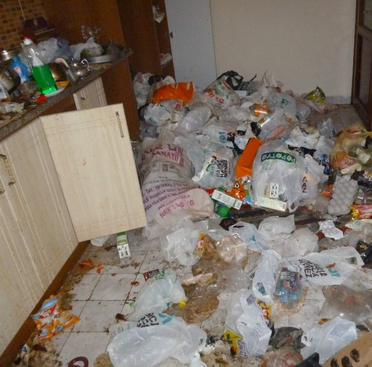 Apartman Dairesinden 1 Ton Çöp Çıktı