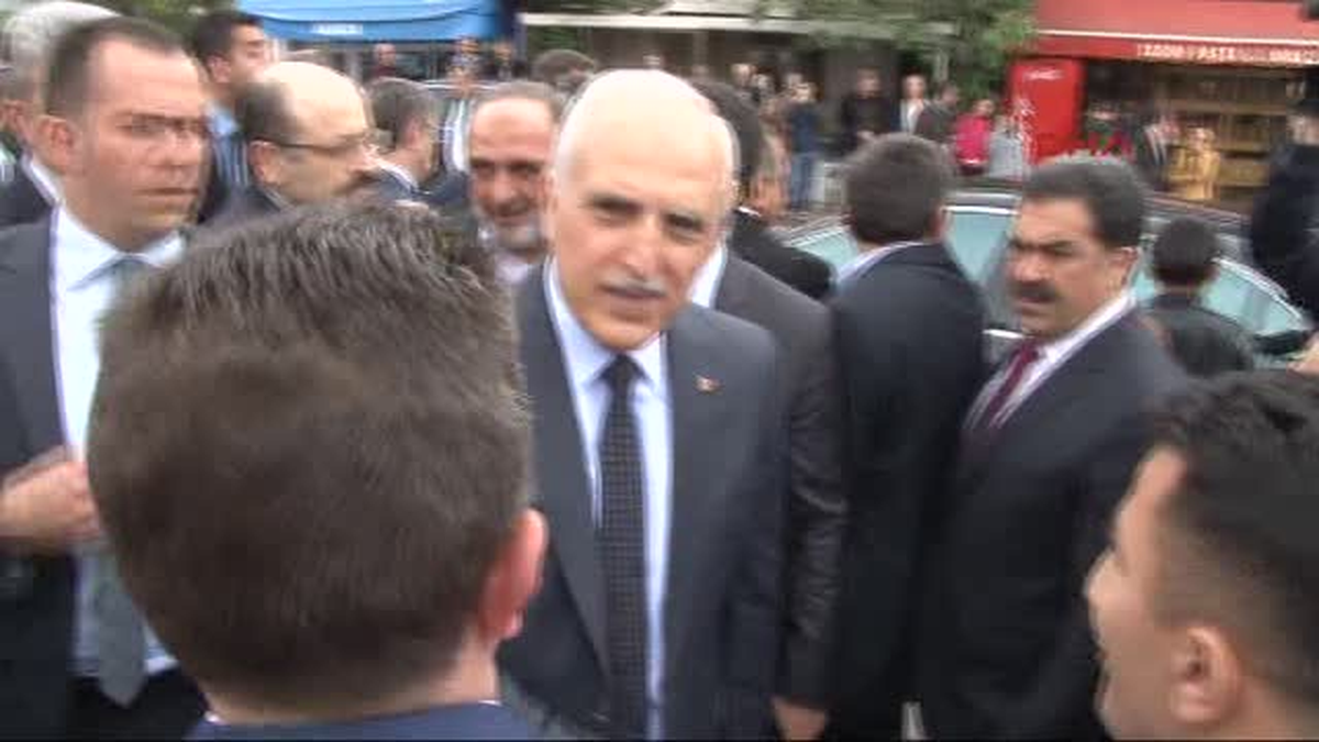 Bakan Eroğlu, Kirazlıtepe\'ye Kiraz Fidanı Dikti