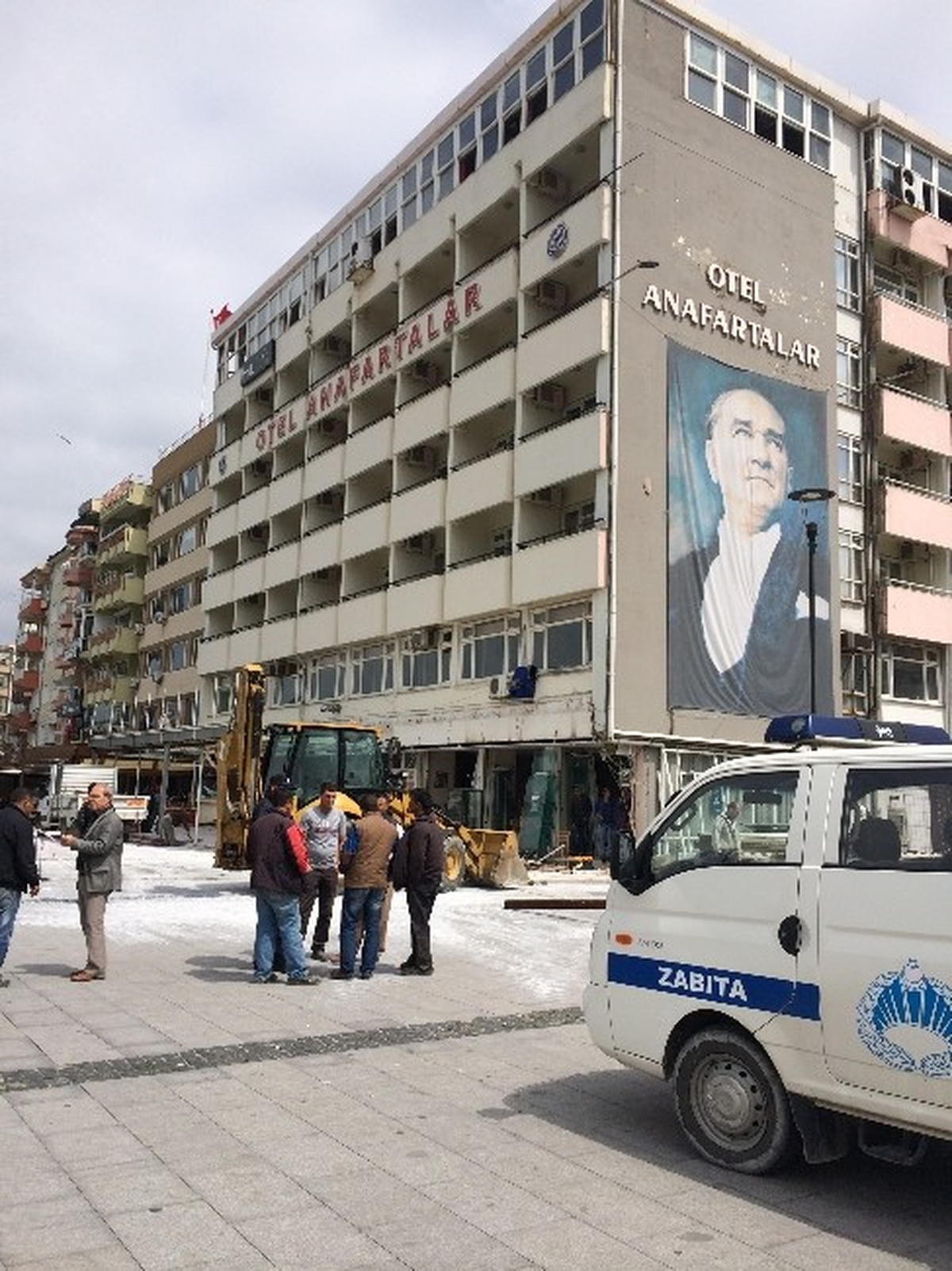 Çanakkale\'de Sahildeki Anafartalar Otel Yıkım Çalışmaları Başladı