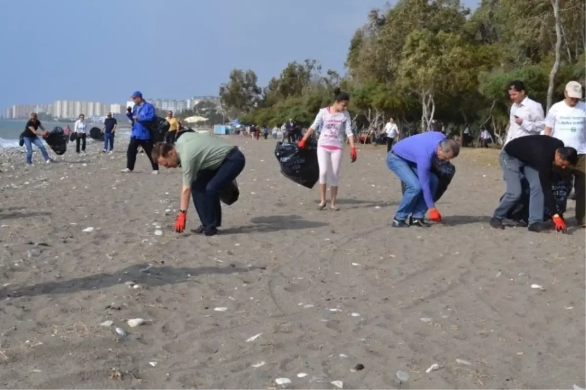 CHP\'li Atıcı ve Başkan Tarhan Çöp Topladı