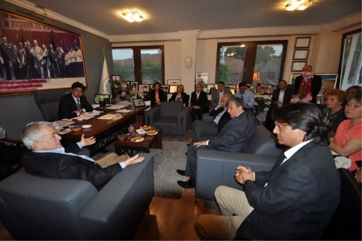 CHP\'nin İzmir Vekilleri Foça\'da Alkışlarla Karşılandı