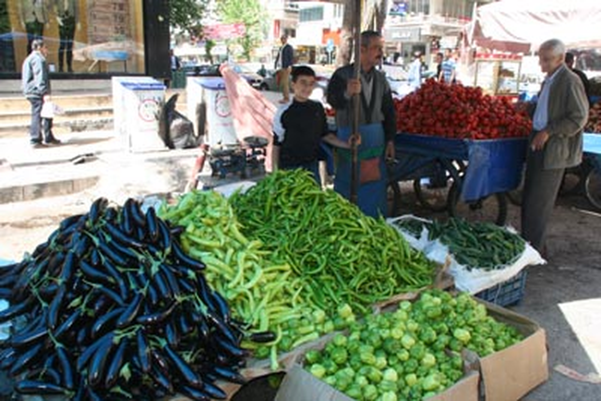 Diyarbakır\'da Domates Biber Patlıcan 1 TL\'ye Satılıyor