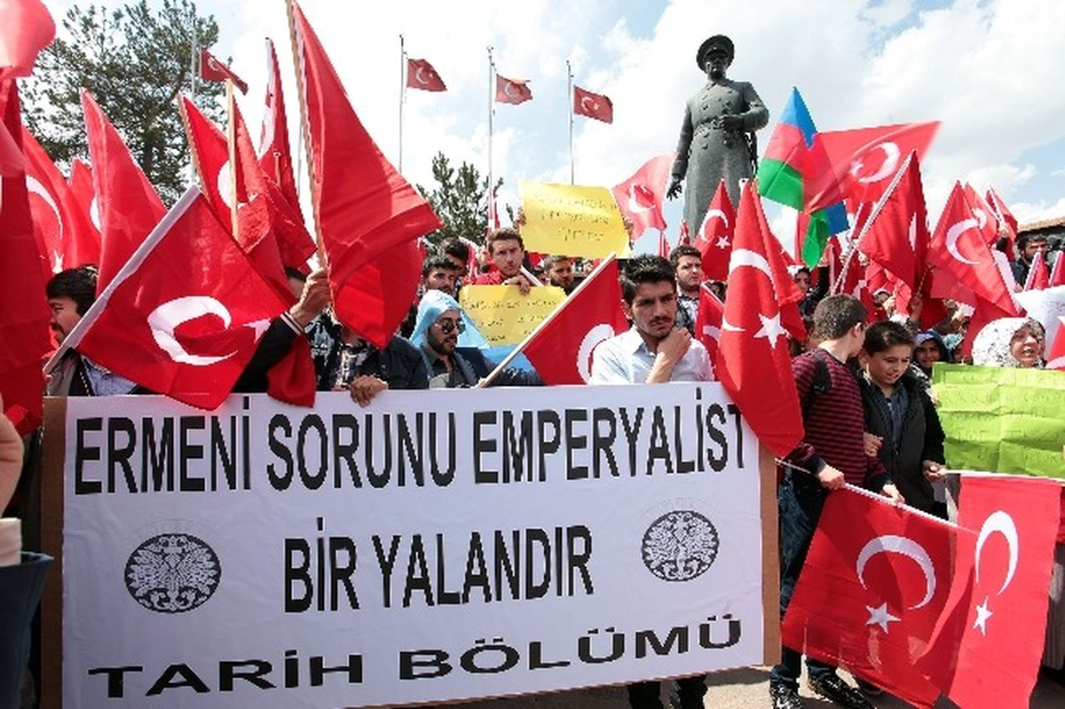 Erzurum\'da Ermeni Katlimanı Protesto Etmek İçin Yürüdüler