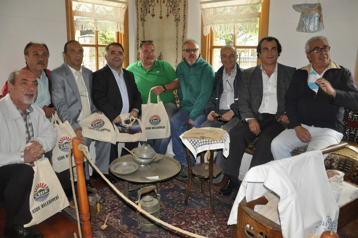 Hababam Sınıfı Rıfat Ilgaz\'ın Evinde