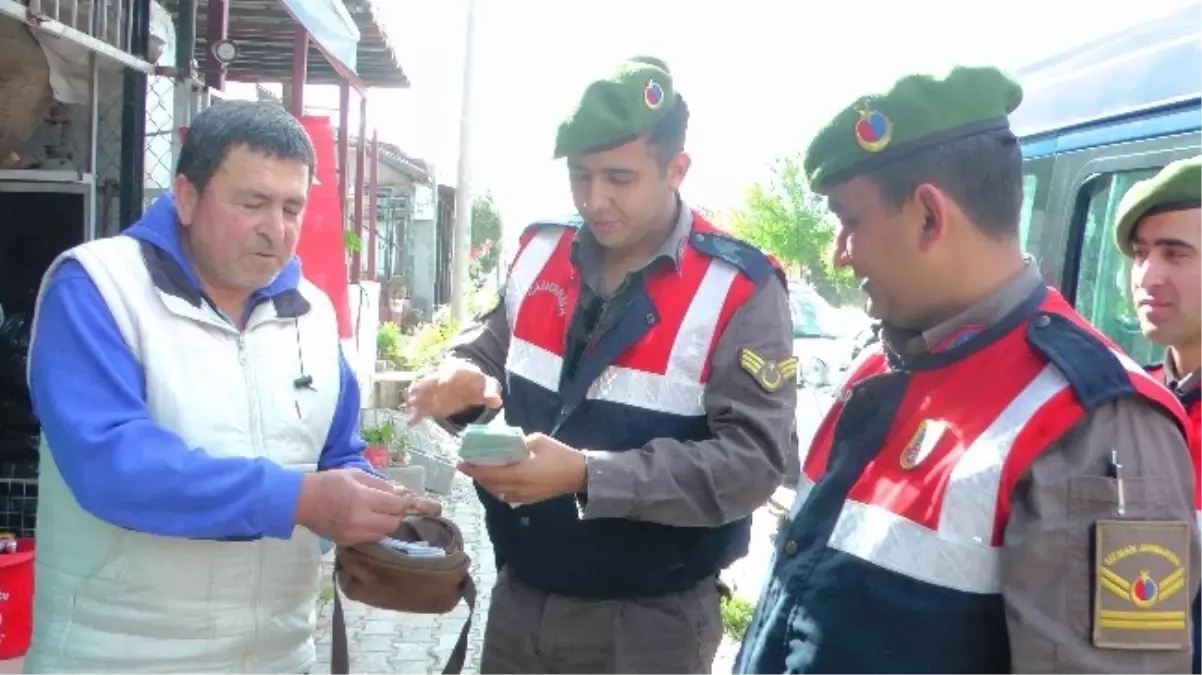 İçinde 10 Bin TL Bulunan Çantanın Sahibini Bulup Teslim Etti