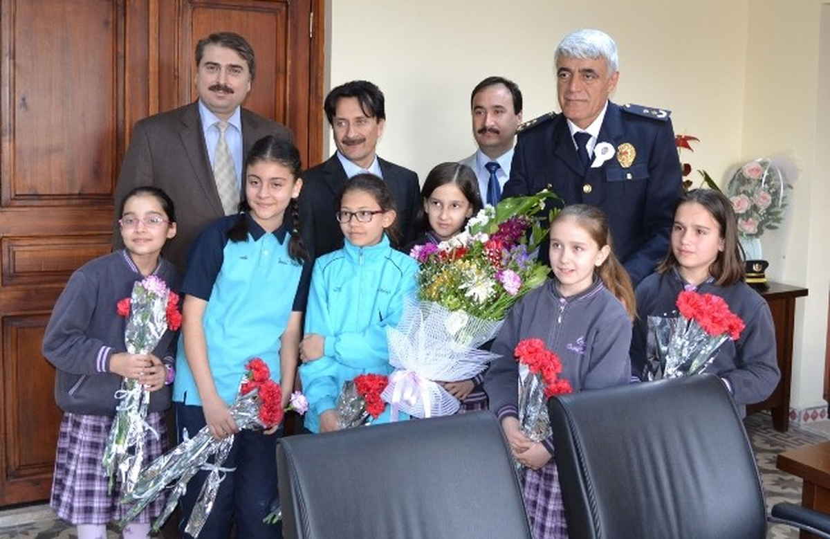 Kırkağaçlı Öğrencilerden İlçe Emniyet Müdürü Uysal\'a Ziyaret