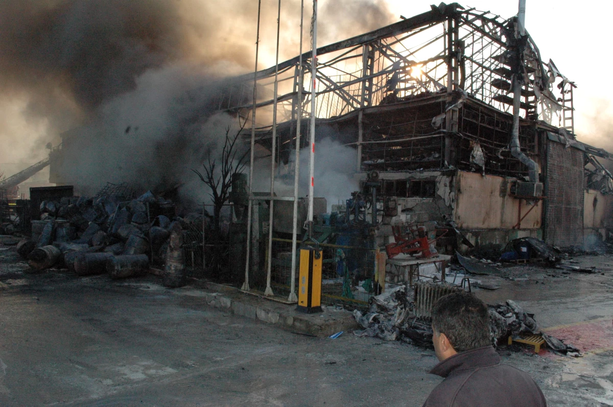 Gebze\'deki Fabrika Yangını Söndürüldü