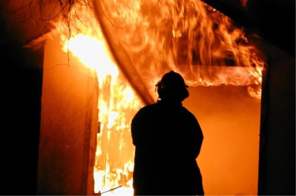 Kozan\'da Ev Yangını Hasara Yol Açtı