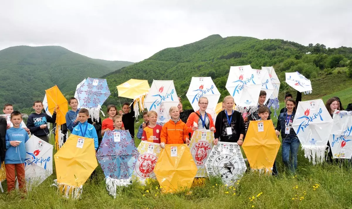 Macaristanlı Çocukların Uçurtma Keyfi