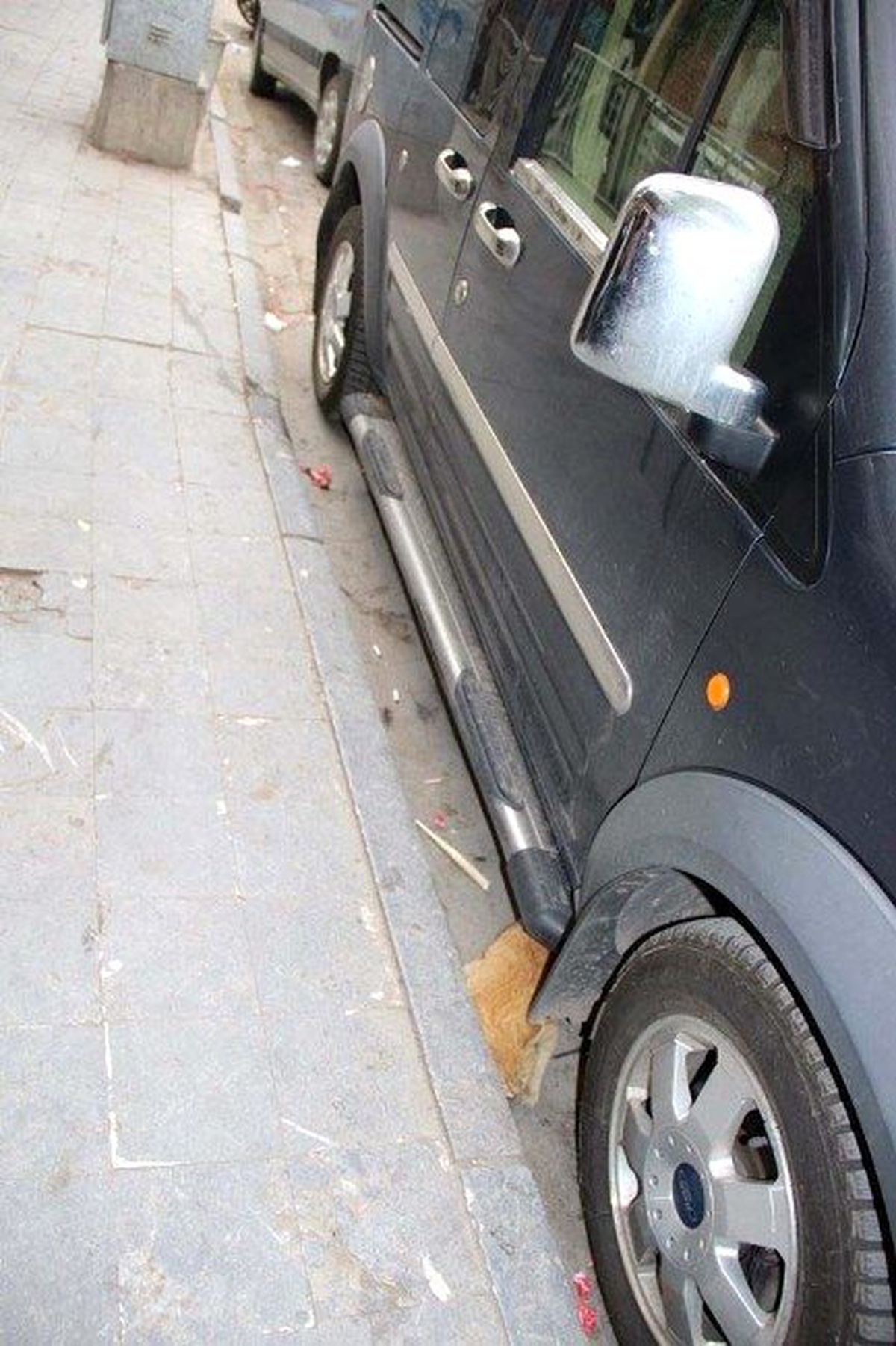 Oltu\'da Otomobilin Altında Kalan Kedi Yürek Burktu