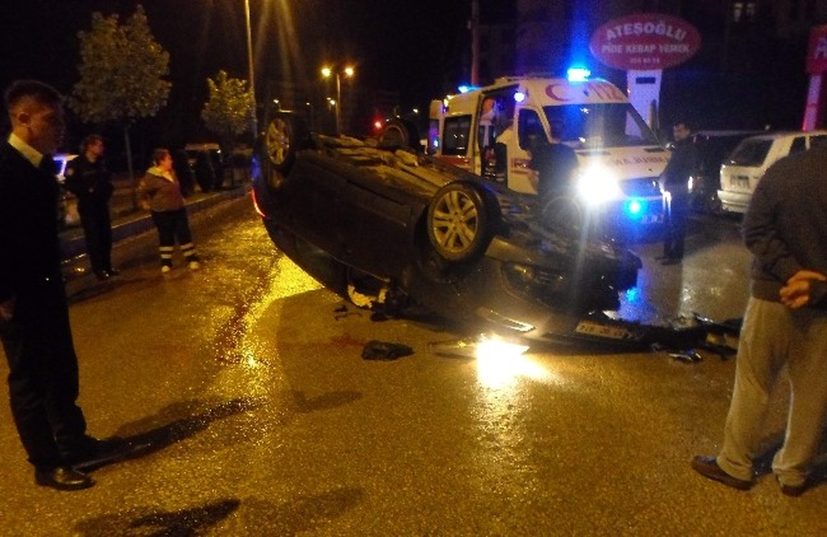 Otomobil, Park Halindeki Traktöre Çarptı